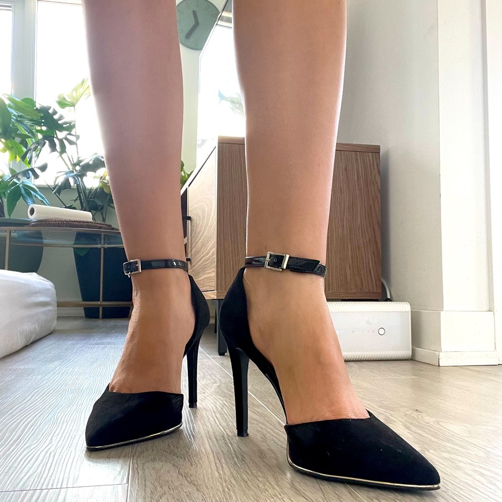 Call it spring black pumps